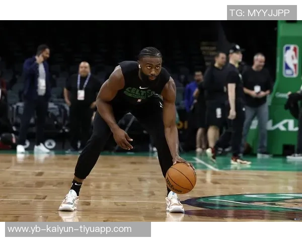 杰伦布朗上半场表现出色10投6中砍下17分正负值高达22助力球队领先 杰伦布朗上半场表现出色10投6中砍下17分正负值高达22助力球队领先